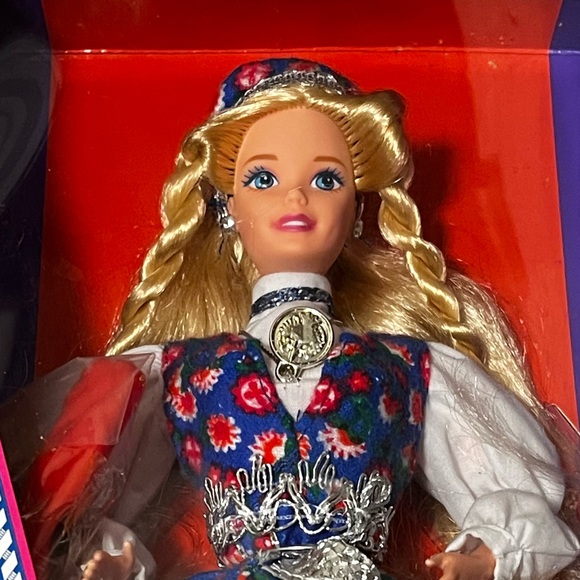 Vintage Norwegian Barbie - Picture 3 of 5